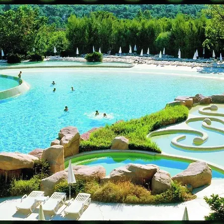 5 Pers Avec Piscines Dont Piscine A Vagues Proche Et Saint-tropez 그리모